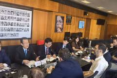 Le Hong Quang, miembro del Comité Central del Partido Comunista de Vietnam y subdirector de su Comisión de Asuntos Internos, durante su encuentro de trabajo con el Partido de los Trabajadores de Brasil (PT). (Foto proporcionada por la delegación vietnamita)