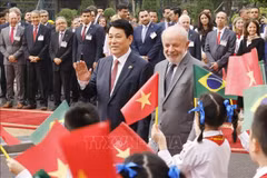 Niños de Hanoi dan la bienvenida al presidente brasileño, Luiz Inácio Lula da Silva, en la mañana del 28 de marzo de 2025. (Foto: VNA)