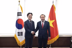 El ministro de Ciencia y Tecnología de Vietnam, Vu Hai Quan, (derecha) con el ministro surcoreano de Comercio, Industria y Recursos, Jung Kwan. Foto: vnexpress.vn
