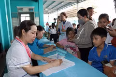 Médicos realizan exámenes de detección de salud a niños en la comuna de Tru Van Tho, Ciudad Ho Chi Minh. (Foto: VNA)