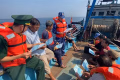 La Guardia Costera de la Región 3 se coordina con la Guardia Fronteriza de Phu Yen para difundir las leyes a los pescadores. (Foto: VNA)