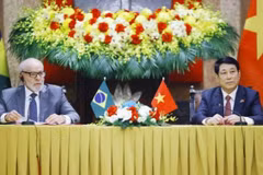 El presidente vietnamita, Luong Cuong (derecha), y su homólogo brasileño, Luiz Inácio Lula da Silva, se reúnen con la prensa en Hanoi el 28 de marzo. (Foto: VNA)