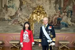 La embajadora vietnamita Pham Thi Kim Hoa presenta sus cartas credenciales al rey Carlos XVI Gustavo de Suecia. (Foto: qdnd.vn)