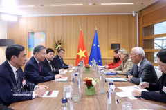 El secretario general del Partido Comunista y presidente de Vietnam, To Lam, sostiene conversaciones con el presidente del Consejo Europeo, António Costa. (Foto: VNA)
