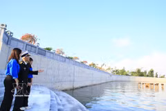 Veteranos de la Asociación Tradicional de la Ruta Marítima Ho Chi Minh relatan la historia de esta ruta legendaria a jóvenes del barrio de Do Son, ciudad de Hai Phong, en el muelle K15, sitio histórico nacional especial y punto de partida de los «barcos sin número». (Foto: VNA)