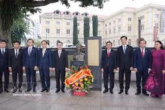 El miembro del Buró Político e integrante permanente del Secretariado del Comité Central del Partido Comunista de Vietnam, Tran Cam Tu, rinde homenaje al Presidente Ho Chi Minh. Foto: VNA