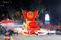 Desfile de carrozas con el emblema nacional de la República Socialista de Vietnam durante el segundo ensayo del desfile. (Foto: VNA)