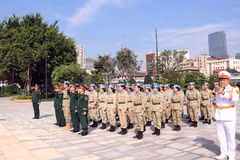 Los oficiales y soldados rinden homenaje al Presidente Ho Chi Minh. Foto: VNA