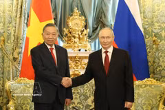 El secretario general del Partido y presidente de Vietnam, To Lam y el presidente ruso, Vladimir Putin, posan para una foto conjunta antes de las conversaciones. Foto: Thong Nhat/VNA