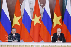 El secretario general del Comité Central del Partido Comunista y presidente de Vietnam, To Lam, y el presidente de Rusia, Vladimir Putin, en la reunión con la prensa. Foto: VNA
