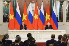 El secretario general del Comité Central del Partido Comunista de Vietnam y presidente del país, To Lam, y el presidente ruso, Vladimir Putin, en conferencia de prensa. Foto: VNA