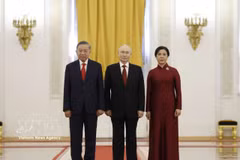 El presidente ruso Vladimir Putin, el secretario general y presidente To Lam, y su esposa. Foto: VNA