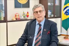 El embajador de Brasil en Vietnam, Marco Farani, en una entrevista con la prensa (Foto: VNA)