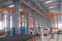Se estima que, en los primeros seis meses de 2025, el índice de producción industrial aumenta un 9,2% en comparación con el mismo período del año anterior. (Foto: Vietnam+)