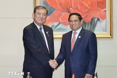 El primer ministro vietnamita, Pham Minh Chinh, (derecha) se reúne con su homólogo japonés, Ishiba Shigeru, en el marco de las 44ª y 45ª Cumbres de la ASEAN y citas relacionadas en Vientiane. (Foto: VNA)