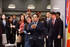 El primer ministro Pham Minh Chinh se reúne con personal de la embajada y la comunidad vietnamita en Kuwait. (Foto: VNA)