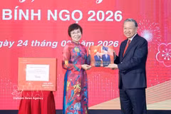 La directora general de la VNA, Vu Viet Trang, obsequia al secretario general To Lam un libro fotográfico realizado por reporteros de la agencia. Foto: VNA