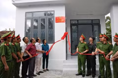 La Policía de la provincia de Khanh Hoa ha entregado viviendas a los residentes de las zonas afectadas por las inundaciones. (Foto: VNA)