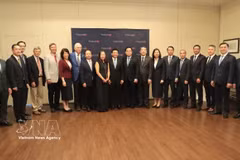 El viceprimer ministro Nguyen Van Thang y la delegación vietnamita posan para una foto con profesores estadounidenses. (Foto: VNA)