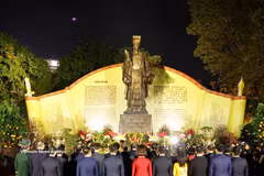 El secretario general To Lam, junto a otros delegados, realiza una ofrenda de incienso en el Monumento al rey Ly Thai To, en Hanoi. (Foto: VNA)