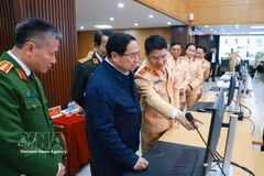 El primer ministro Pham Minh Chinh envía un mensaje de felicitación por el Año Nuevo a los conductores a través de una aplicación de tráfico. (Foto: VNA)