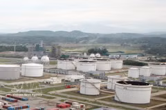 La Refinería de Dung Quat eleva su producción un 10,5% y asegura insumos hasta finales de abril y comienzos de mayo de 2026. (Foto: VNA)