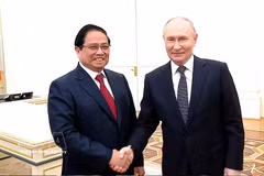 El primer ministro de Vietnam, Pham Minh Chinh, y el presidente de Rusia, Vladimir Putin. (Foto: VNA)