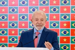 El presidente Lula da Silva habla en la conferencia de prensa en Hanoi. (Foto: VNA)