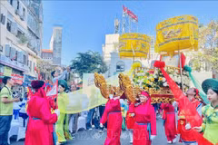 Recreando la procesión del fundador de la profesión de costura del Ao dai. (Foto: VNA)