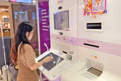 Cliente realiza transacciones en un banco automático TPBank. (Foto: VNA)