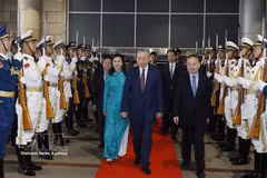 El secretario general del Partido Comunista de Vietnam y presidente del Estado, To Lam, junto con su esposa y una delegación de alto nivel, parte de Beijing hacia la ciudad de Nanning (Foto: VOV)