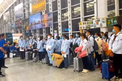 Trabajadores vietnamitas realizan los trámites para ir a trabajar al extranjero. (Foto: PV/Vietnam+)