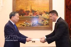 El secretario general del Partido Comunista y presidente de Vietnam, To Lam, recibe al embajador palestino Shadi Abu Zarq. Foto: VNA