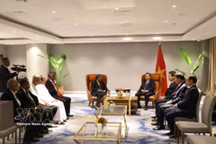 Nguyen Thanh Nghi, miembro del Buró Político, secretario del Comité Central del PCV y jefe de su Comisión de Políticas y Estrategias, recibe a una delegación del Partido Comunista de Sri Lanka y la Asociación de Solidaridad Sri Lanka-Vietnam. Foto: VNA