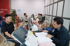 Funcionarios de la comuna de Tan Minh, en Hải Phòng, atienden trámites administrativos de los ciudadanos. (Foto: VNA)