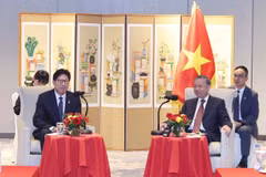 El secretario general del Partido Comunista de Vietnam, To Lam, recibe al alcalde de Busan, Park Heong-joon. Foto: Thong Nhat – VNA