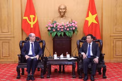 El director de la Academia Política Nacional Ho Chi Minh, Nguyen Xuan Thang, (derecha) recibe al vicepresidente de Asuntos Gubernamentales y Políticas Públicas de Google para la región de Mercados Emergentes, Doron Avnin. (Foto: VNA)