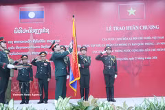 El general Nguyen Tan Cuong entrega la Orden de la Independencia del Estado de Vietnam a un colectivo del Ministerio de Defensa de Laos. (Foto: VNA)