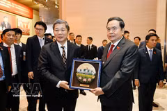 El presidente de la Asamblea Nacional, Tran Thanh Man, (derecha) entrega un obsequio conmemorativo al Museo de la Historia del Partido Comunista de China. (Foto: VNA)