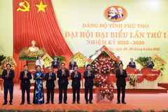 El presidente Luong Cuong entrega flores para felicitar al Comité provincial del Partido de Phu Tho. (Foto: VNA)