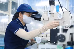 Trabajadores ensamblan componentes ultrapequeños que requieren una alta precisión para la producción de chips semiconductores. Foto: VNA