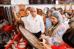 Turistas descubren y experimentan los productos artesanales elaborados en la aldea de incrustaciones de nácar de Chuyen My. (Foto: Vietnam+)