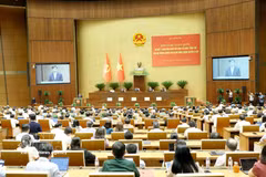 Durante la conferencia para evaluar el primer año de funcionamiento del modelo organizativo integral del sistema político y del modelo de administración de tres niveles. (Foto: VNA)