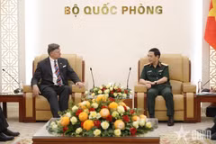 El viceprimer ministro vietnamita y titular de Defensa, el general Phan Van Giang, y el subsecretario de Estado de Estados Unidos, Christopher Landau. (Foto: qdnd.vn)
