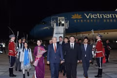 Ceremonia de bienvenida al secretario general To Lam y su esposa en el Aeropuerto Internacional de Sofía. (Foto: VNA)