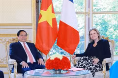 El primer ministro vietnamita, Pham Minh Chinh, y la presidenta de la Asamblea Nacional francesa, Yaël Braun-Pivet. (Foto: VNA)