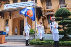 Guardias de honor realizan la ceremonia de izamiento de la bandera de la ASEAN. (Foto: VNA)