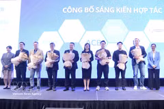 Los miembros participantes en la cooperación presentan el Foro de la Iniciativa de Cooperación de Cadenas de Valor Vietnam-ASEAN. (Foto: VNA)