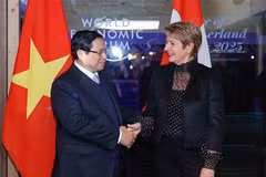 El primer ministro de Vietnam, Pham Minh Chinh, sostiene una reunión con la presidente de Suiza, Karin Keller-Sutter, en el marco de la Reunión 55 del Foro Económico Mundial (FEM) en Davos. (Foto: VNA)