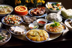 Con la llegada del Tet (Año Nuevo Lunar), los videos que muestran cómo preparar los festines tradicionales del Tet reciben cada vez más "like" y comentarios. (Foto: tienphong.vn)